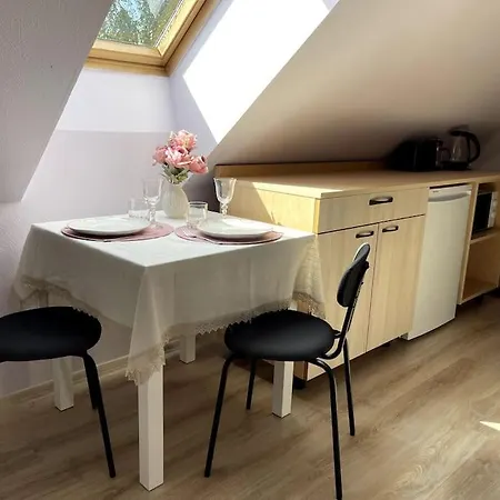 Lägenhet Small & Cozy - Wifi & Free Parking